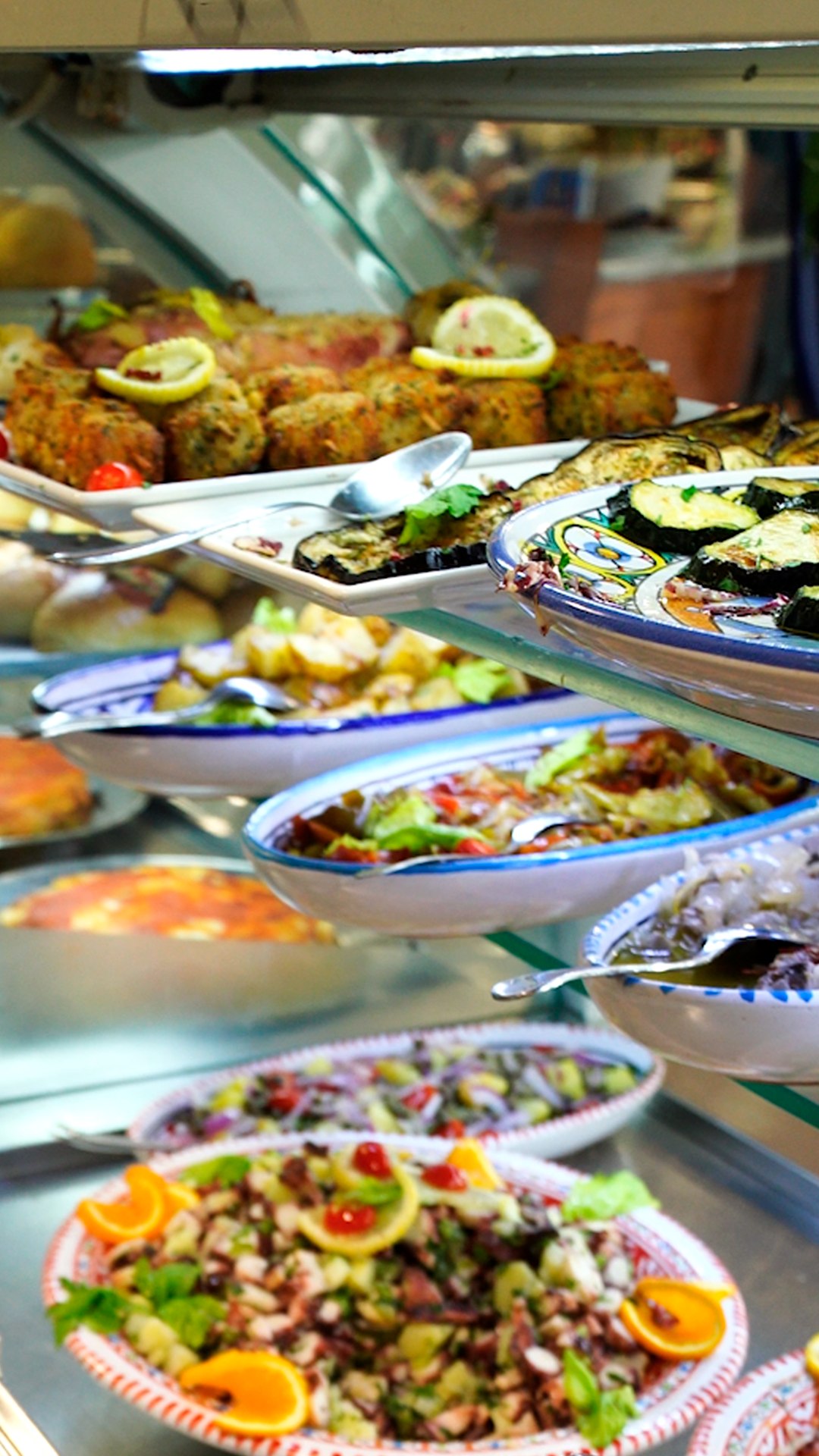 Concediti una pausa #pranzo degna dei sapori mediterranei! 🍝

Da Saro